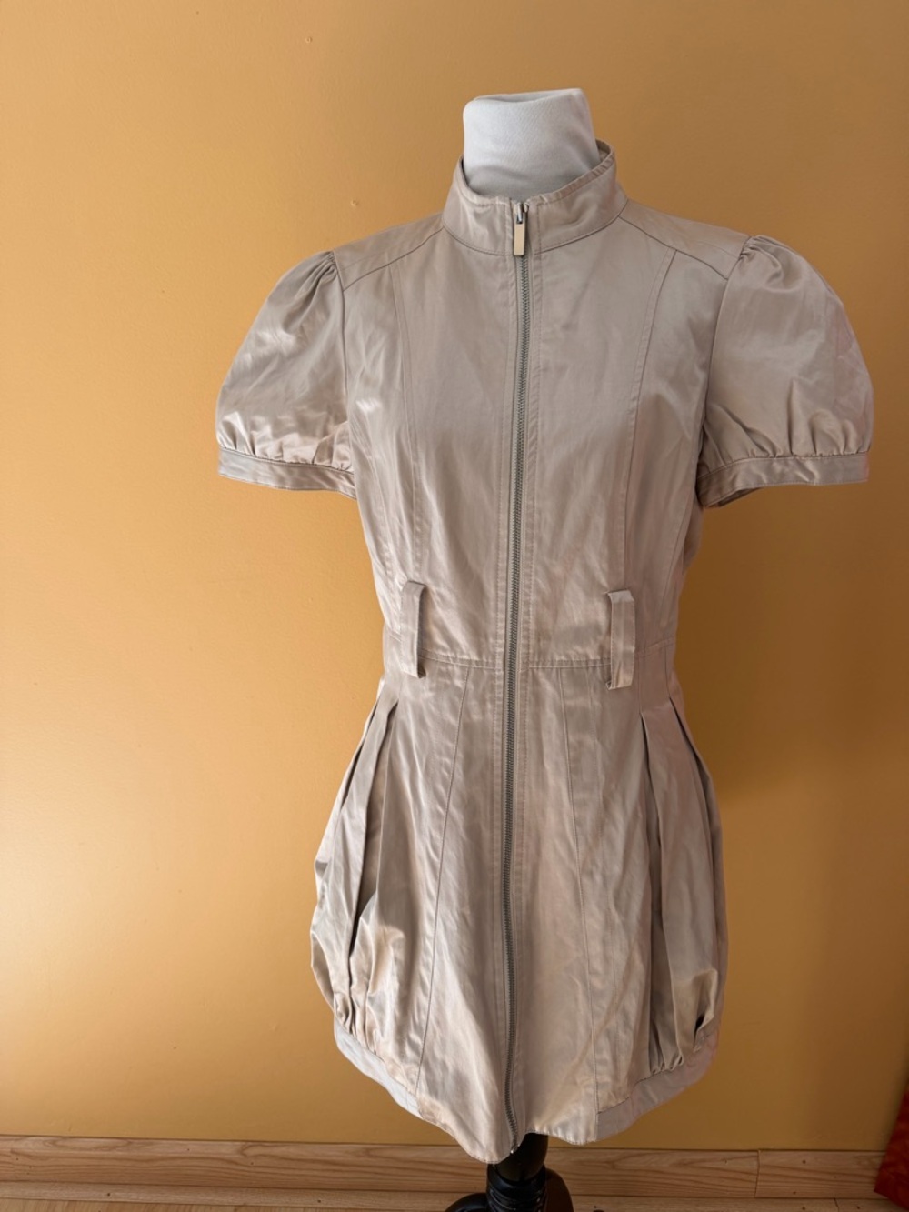 Bebe Beige Short-Sleeve Zip Front Bubble Dress M couture look - Picture 2 of 7